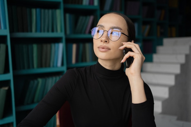Retrato de una mujer independiente con gafas que trabaja en un espacio de coworking en el lugar de trabajo de la oficina