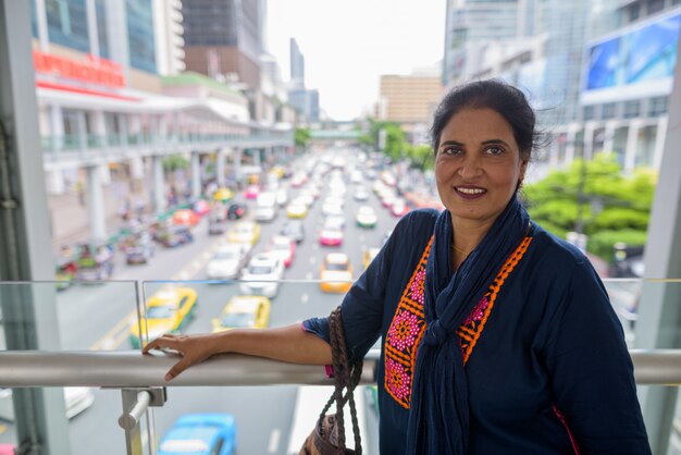 Retrato de mujer india hermosa madura explorando la ciudad de Bangkok, Tailandia