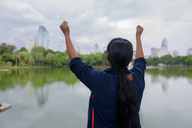 Retrato de mujer india hermosa madura explorando la ciudad de Bangkok, Tailandia