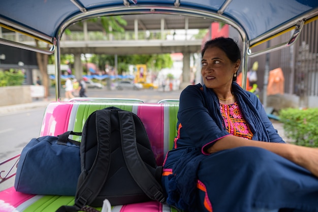 Retrato de mujer india hermosa madura explorando la ciudad de Bangkok, Tailandia