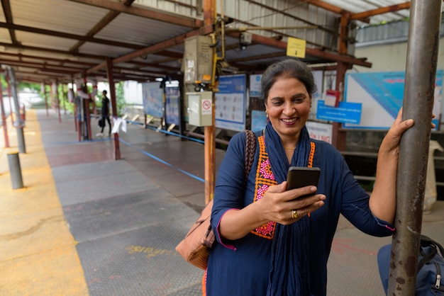 Foto retrato de mujer india hermosa madura explorando la ciudad de bangkok, tailandia