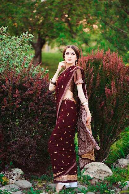 Retrato de mujer india hermosa. Modelo de mujer hindú joven con tatoo mehndi y joyas kundan. Traje tradicional indio sari.