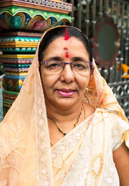 Foto retrato de mujer india en el templo