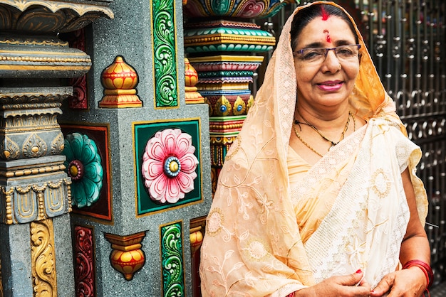 Foto retrato de mujer india en el templo