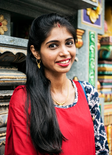 Foto retrato de mujer india en el templo