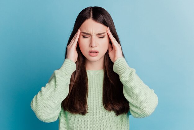 Retrato de mujer infeliz con problemas tocar la cabeza sufren dolor de cabeza aislado sobre fondo blanco.