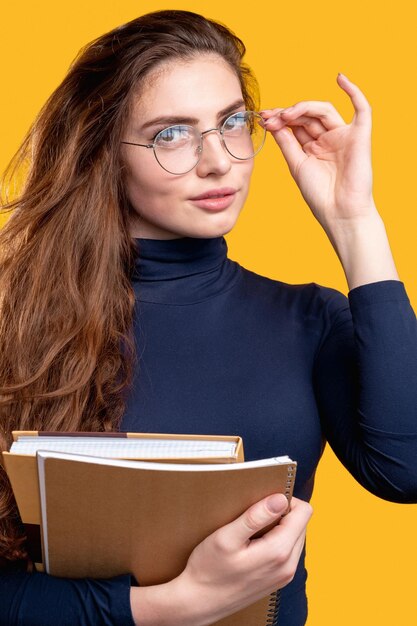 Foto retrato de mujer inteligente confianza en la educación superior