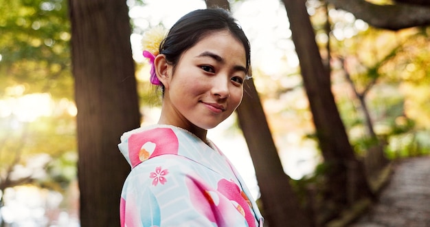 Foto retrato de mujer japonesa y kimono en el bosque con sonrisa orgullo y ropa tradicional para la cultura en el paseo persona niña y feliz con el estilo de moda indígena o al aire libre por los árboles bosques o la naturaleza