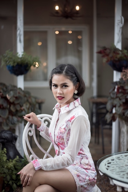 Retrato de mujer en el jardín, estilo vintage