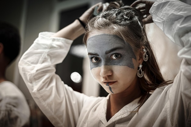 Foto retrato de una mujer joven acostada