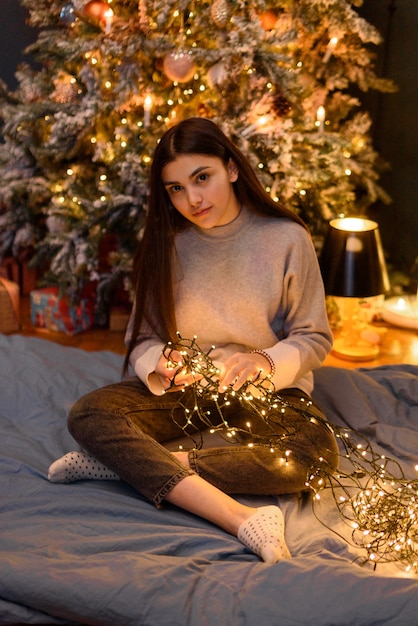 Retrato de una mujer joven en adornos navideños