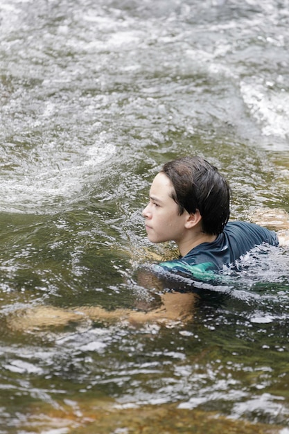 Foto retrato de una mujer joven en el agua