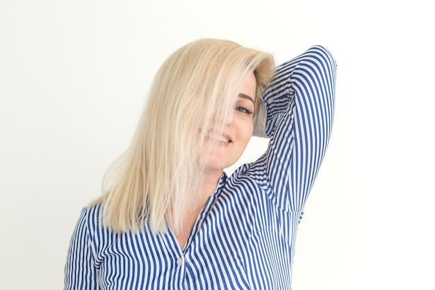 Retrato de mujer joven aislado en blanco.