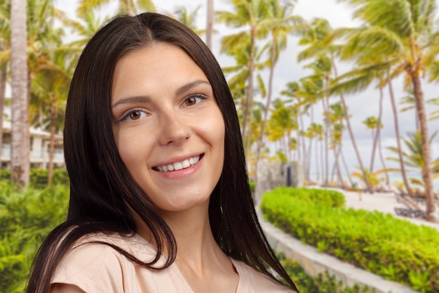 Retrato de mujer joven aislado