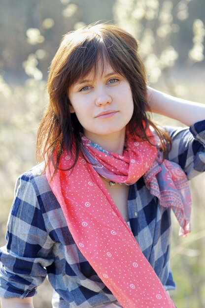 Foto retrato de mujer joven al aire libre