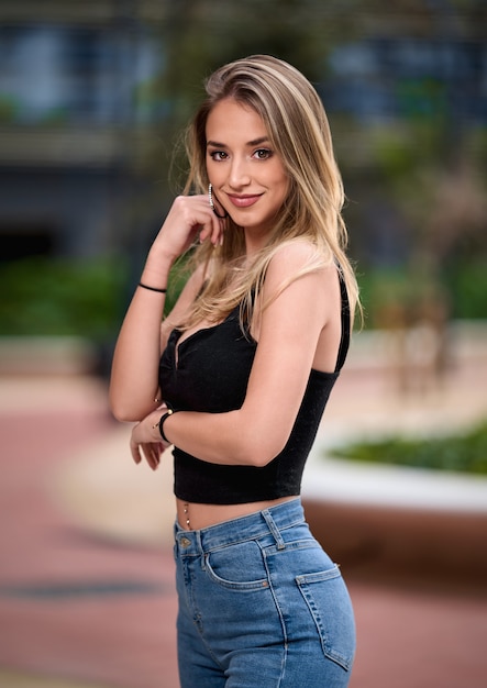 Retrato de mujer joven al aire libre