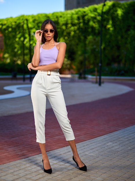 Retrato de mujer joven al aire libre.