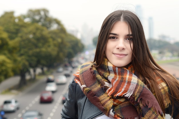 Retrato de una mujer joven al aire libre.