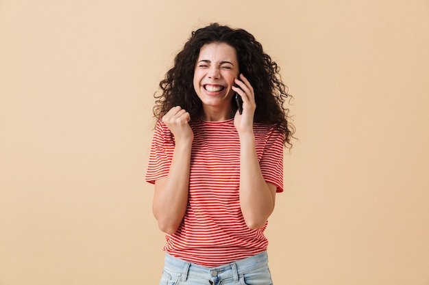 Retrato de una mujer joven alegre con pelo rizado