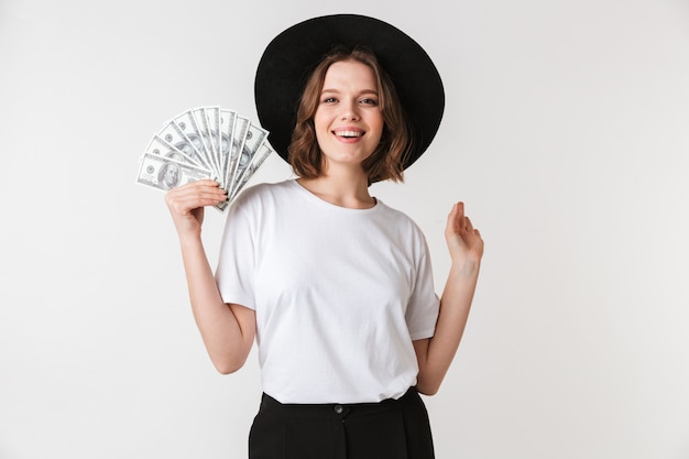 Retrato de una mujer joven alegre vestida con sombrero negro