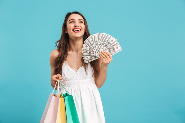 Retrato de una mujer joven alegre en vestido de verano