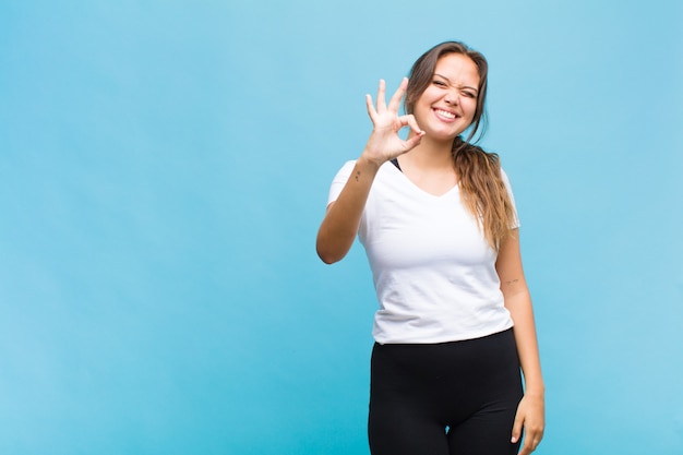 Retrato de mujer joven alegre