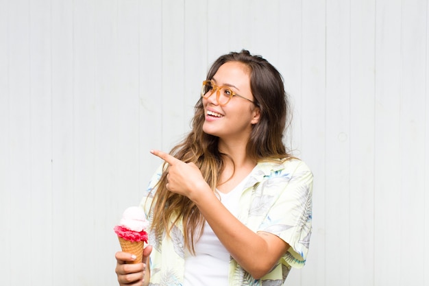 Retrato de mujer joven alegre