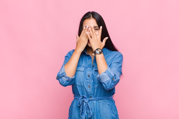 Retrato de mujer joven alegre