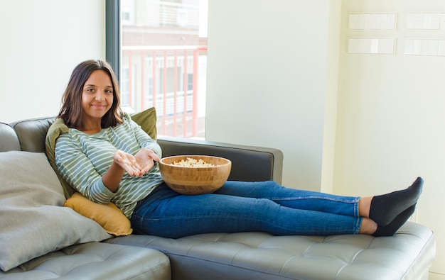 Retrato de mujer joven alegre