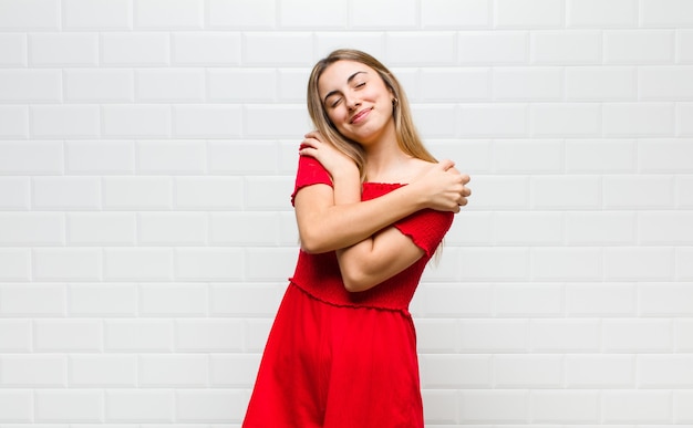 Retrato de mujer joven alegre