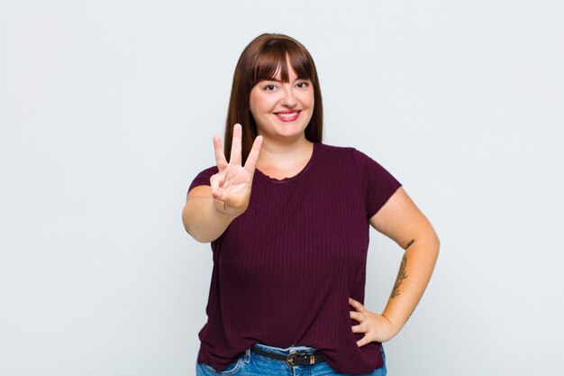 Retrato de mujer joven alegre