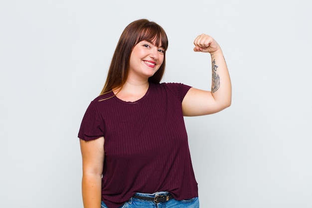 Retrato de mujer joven alegre