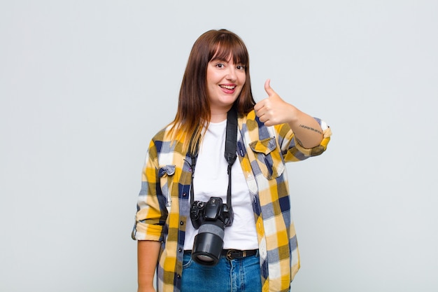 Retrato de mujer joven alegre