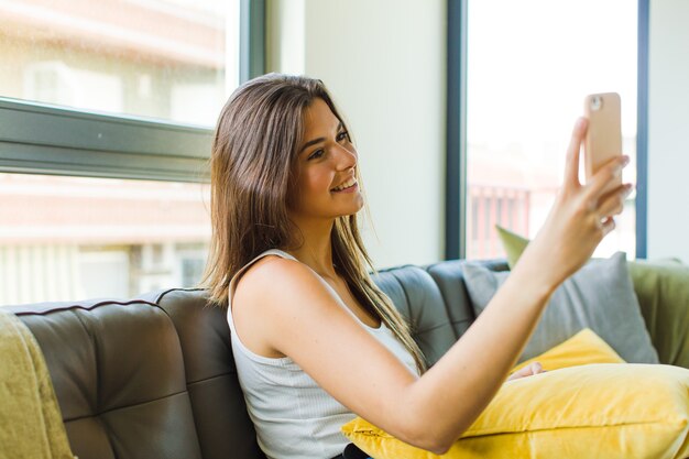 Retrato de mujer joven alegre