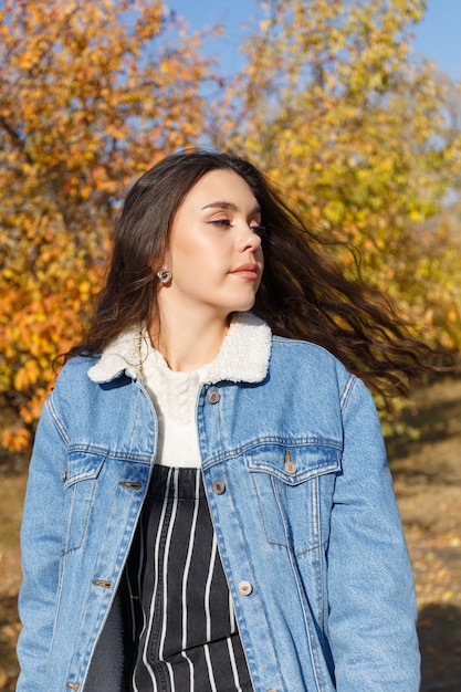 Retrato, de, mujer joven, ambulante, aire libre, en, otoño, parque