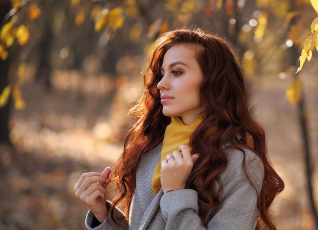 Retrato, de, mujer joven, ambulante, aire libre, en, otoño, parque