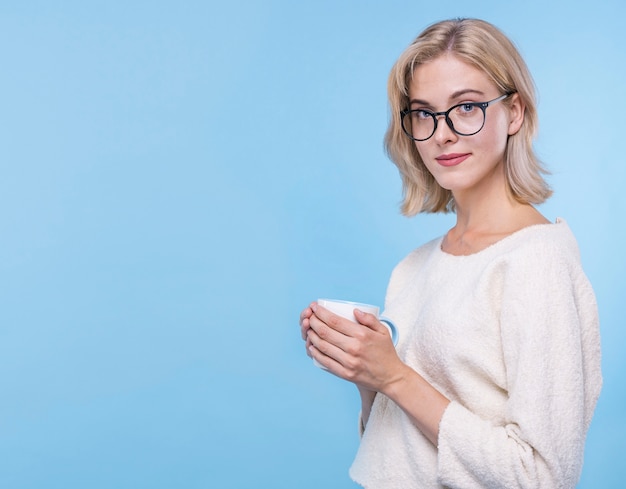 Foto retrato de mujer joven con anteojos