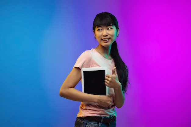 Retrato de mujer joven asiática en gradiente en neón