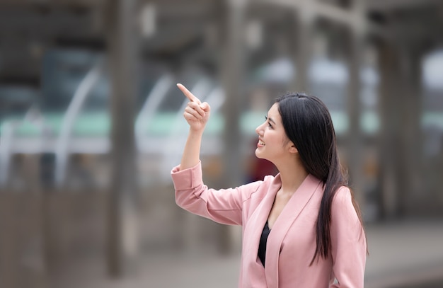 Retrato de mujer joven asiática sonriente planteado