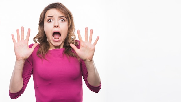 Foto retrato de una mujer joven asustada sobre fondo blanco