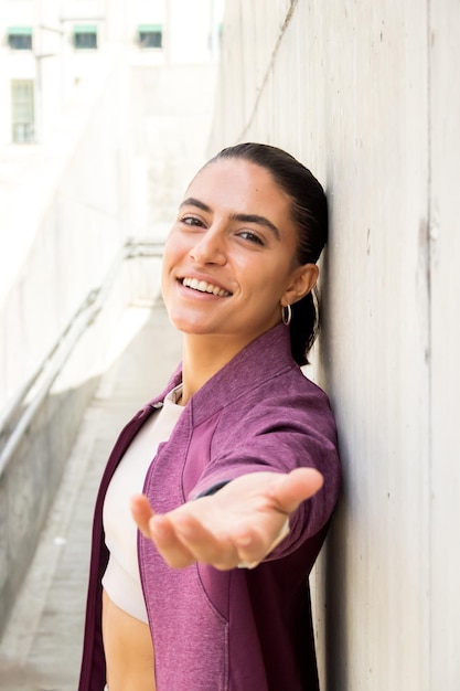 Foto retrato, de, un, mujer joven, atleta, sonriente, feliz