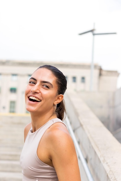 Foto retrato, de, un, mujer joven, atleta, sonriente, feliz