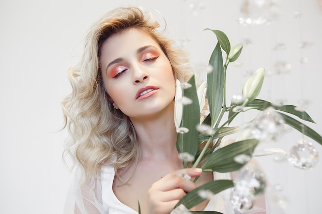 Retrato de mujer joven y atractiva. Bella dama en el interior. Flores de explotación femenina.