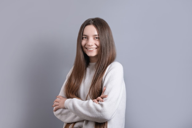 Retrato de una mujer joven atractiva con cabello largo oscuro sonriendo fácilmente