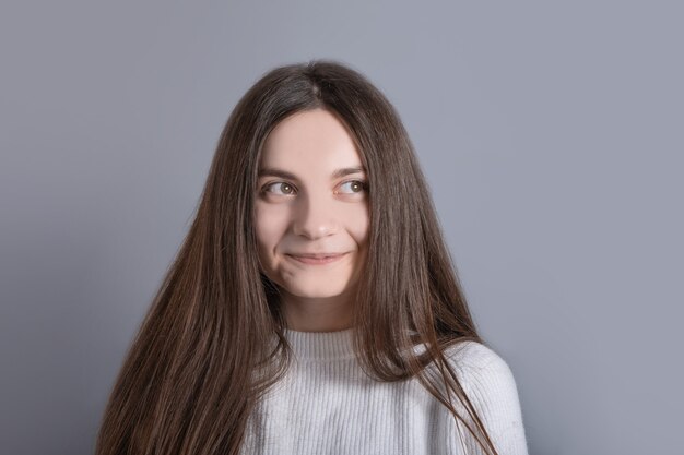 Retrato de una mujer joven atractiva con cabello largo oscuro sonriendo fácilmente