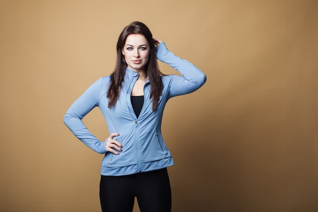 Retrato de una mujer joven atractiva emocionada