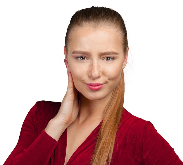 Retrato de una mujer joven atractiva pensando profundamente