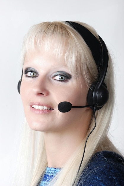 Retrato de mujer joven con auriculares