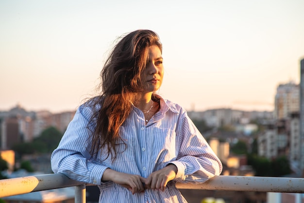 retrato, de, un, mujer joven, en, el, balcón, en, ocaso