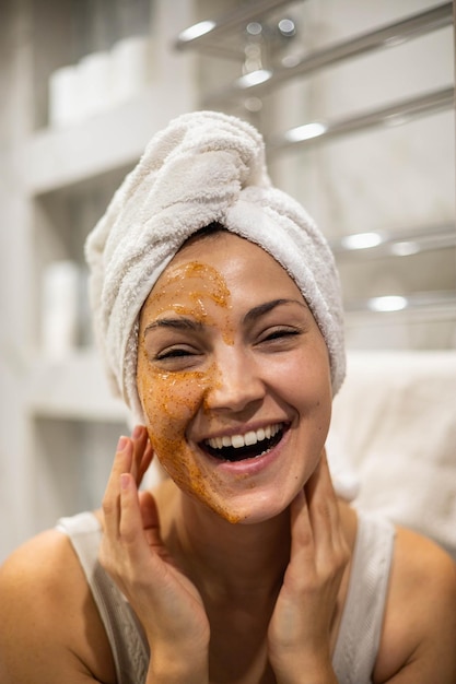 Foto retrato de una mujer joven en el baño